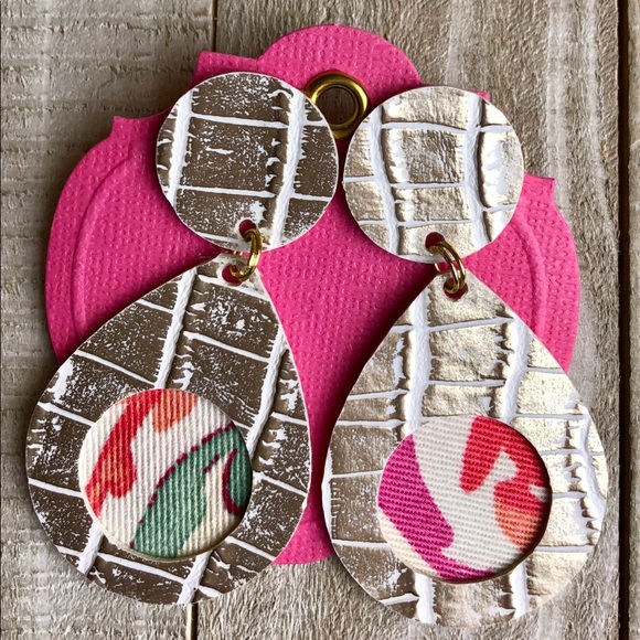 NWT Earrings, Designer White Metallic,light weight - Picture 5 of 6